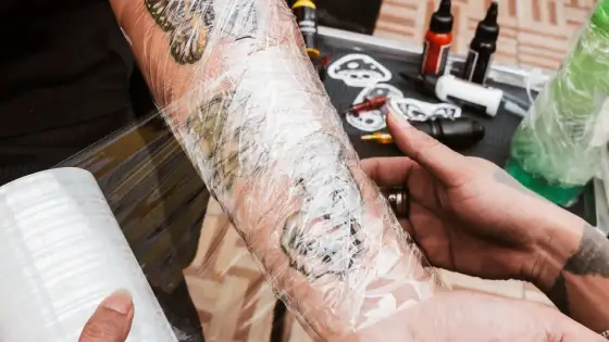 Tattoo-Folie oder Luft? Die richtige Pflege für dein Tattoo