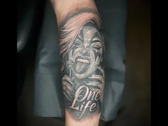 Schwarz-Rot Tattoo - So wirkt dein Motiv wirklich stark