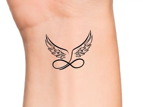 Ein zartes Engel Tattoo mit Schriftzug und Unendlichkeitszeichen auf dem Handgelenk.