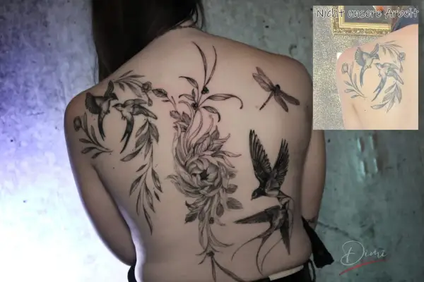 Rücken-Tattoo mit Schwalben, Blumen und Libelle. Die filigranen Linien und die detailreichen Schriften machen dieses Kunstwerk einzigartig.