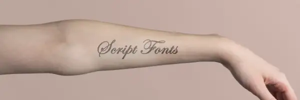 Ein Arm mit einem Tattoo-Schriftzug "Script Fonts". Diese elegante Schriftart eignet sich perfekt für Namen-Tattoos.
