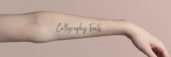 Ein Arm mit dem Schriftzug "Calligraphy Fonts" als feine Fineline-Tattoo.