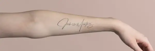 Schriftzug "James Martinez" als Tattoo-Idee für den Unterarm. Elegante Kalligrafie, die Persönlichkeit unterstreicht.
