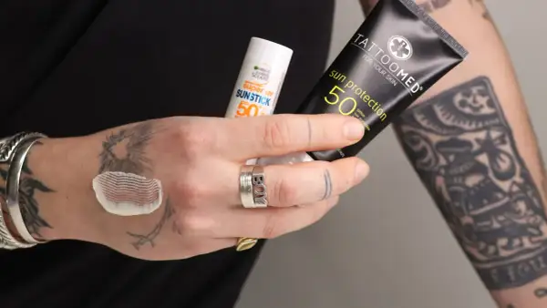 Sonnencreme für Tattoos: Ab wann ist sie nötig? Hier wird die Frage mit Sonnencreme von Tattoomed und Garnier beantwortet.